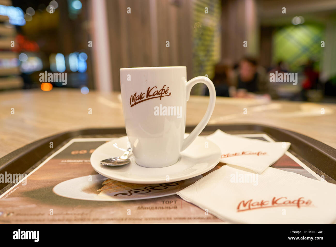 SAINT PETERSBURG, RUSSIE - circa 2017 octobre : gros plan d'une tasse de  café à un McCafe. McCafe est un café de style interne de la chaîne de  l'alimentation et des boissons