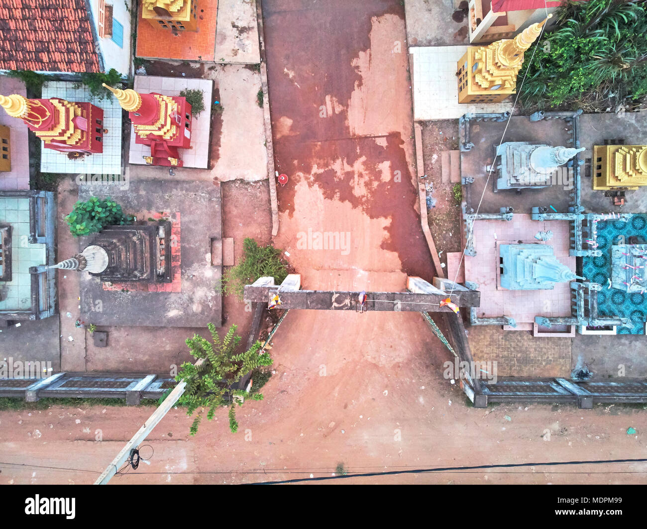 Drone aérien vue d'en haut l'oeil d'un cimetière traditionnel pagode du temple en Asie Cambodge siem reap Banque D'Images