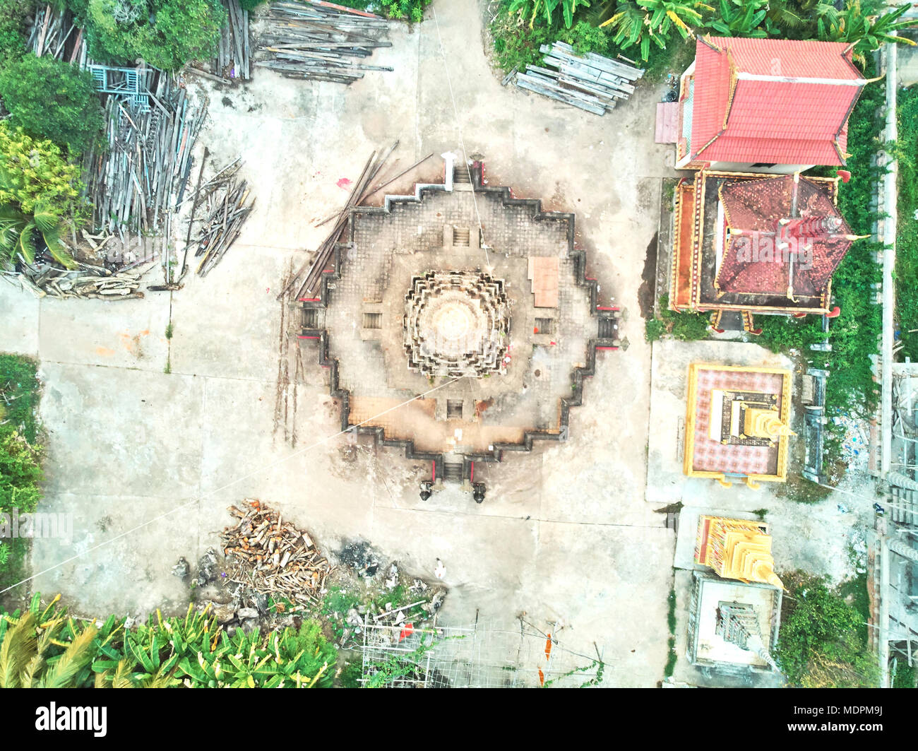 Drone aérien vue d'en haut l'oeil d'un cimetière traditionnel pagode du temple en Asie Cambodge siem reap Banque D'Images