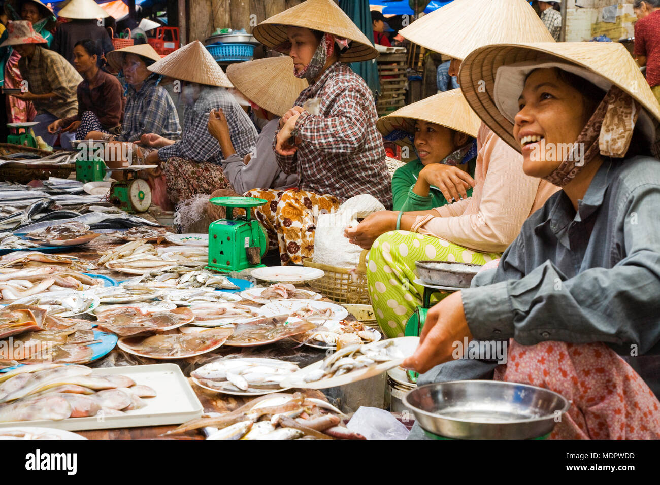 Hoi An, Vietnam ; les femmes dans les chapeaux coniques traditionnels dans la vieille ville de marché de poissons Banque D'Images
