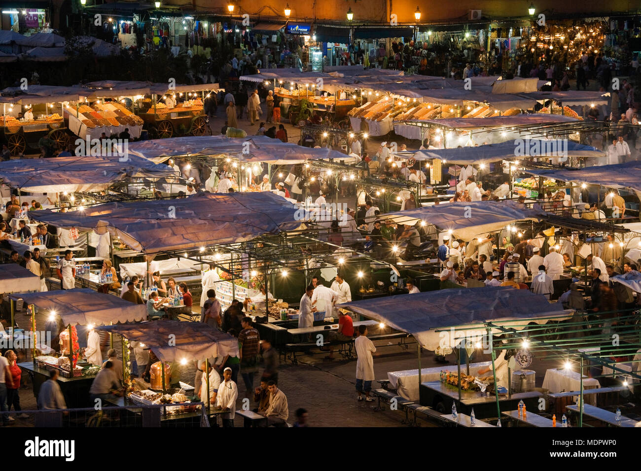 Marrakech, Maroc ; vue sur la place Djemaa el Fna au coucher du soleil. Banque D'Images