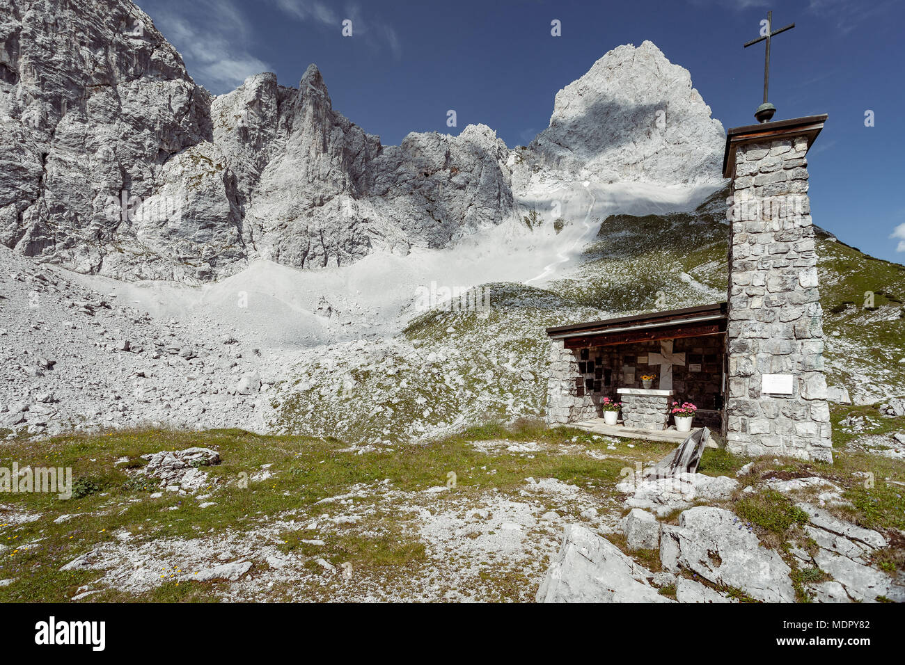 Randonnées en Autriche avec karwendel feriendorf mountainscape chapelle d'arrière-plan Banque D'Images