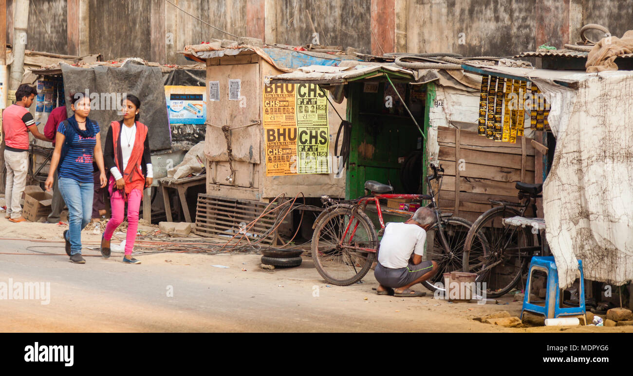 Varanasi / INDE - Mars 05, 2018. L'atelier de réparation de vélos, l'un des nombreux commerces de la rue de la ville. Banque D'Images