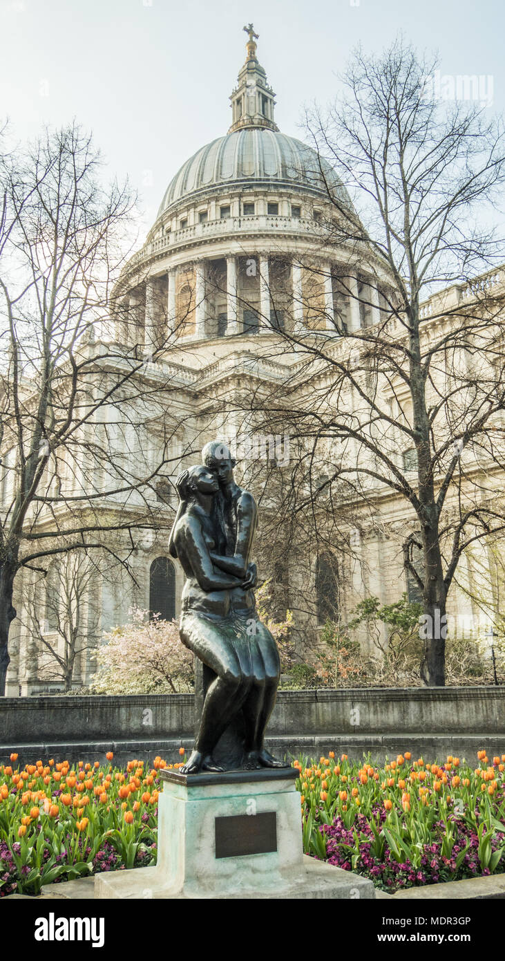 Statue de jeunes amoureux au Festival Jardins de la Cathédrale St Paul de Londres, Angleterre Banque D'Images