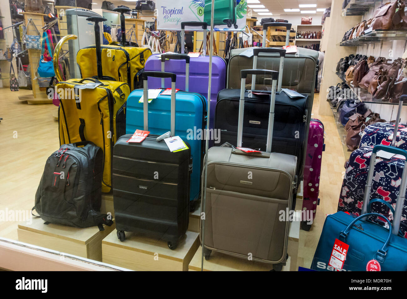 Shop bags suitcases Banque de photographies et d'images à haute résolution  - Alamy