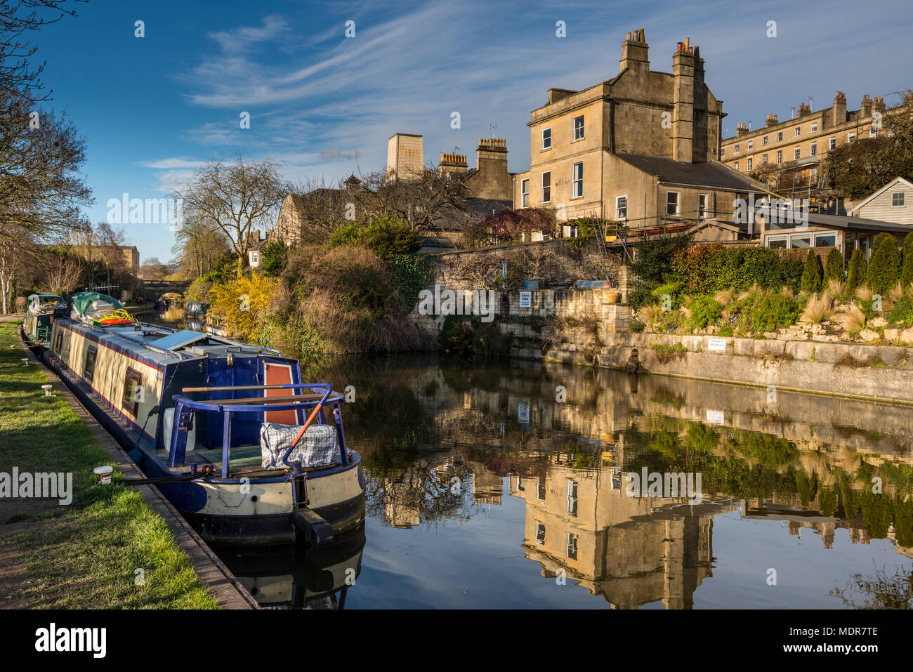 Maisons au bord du canal de Kennet et Avon à Bath, Somerset, Royaume-Uni. Il y a 200 ans, le canal a fourni une voie commerciale vitale entre Bristol et Londres. Banque D'Images