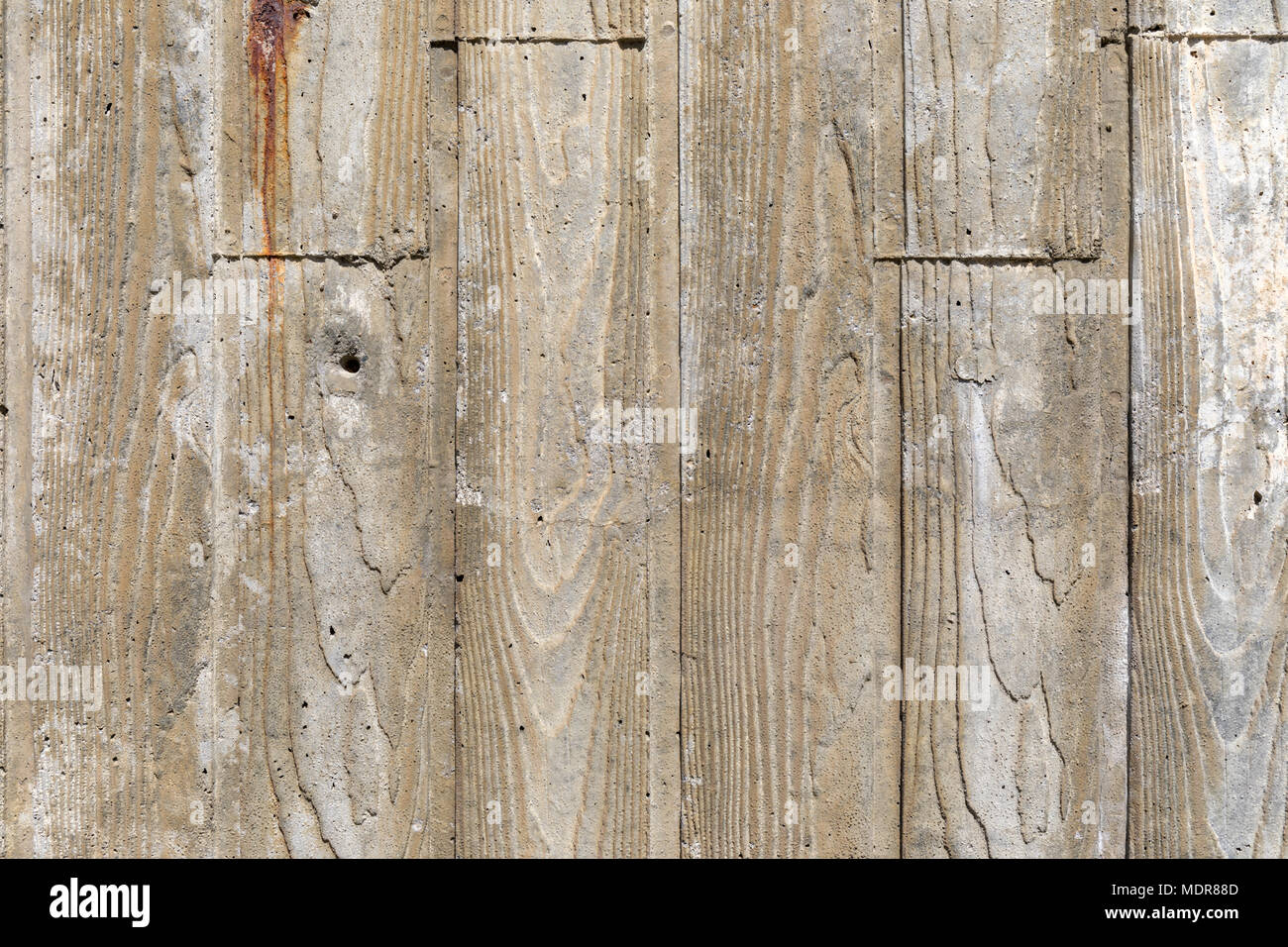 À motifs en bois mur de béton, surmonté Banque D'Images