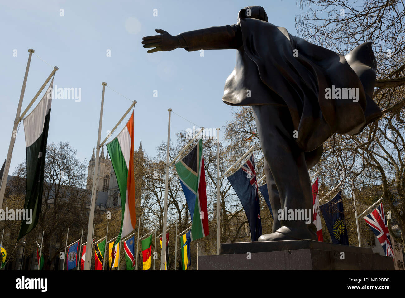 Avec la statue de l'homme d'État libéral David Lloyd-George au premier plan, les drapeaux de tous les pays du Commonwealth sont en place du Parlement à l'occasion de la réunion des chefs de gouvernement du Commonwealth (CHOGM), le 19 avril 2018, à Londres, en Angleterre. Banque D'Images