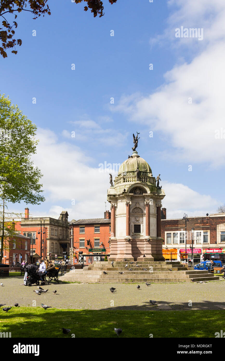 Monument à Kay Kay Gardens, Bury, Greater Manchester. John Kay (1704-1779), l'inventeur de la navette volante aka la navette à roues. Banque D'Images