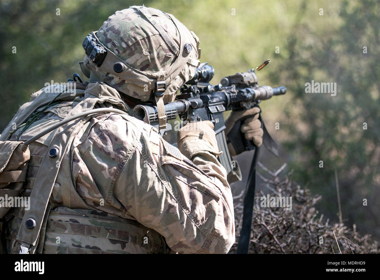 Un soldat affecté au 1er Bataillon, 63e régiment de blindés, 2e Brigade blindée, l'équipe de combat de la 1ère Division d'infanterie, de Fort Riley, Kansas, incendies une ronde de son fusil M4 pendant une résoudre X exercice d'entraînement à Grafenwoehr, Allemagne le 19 avril 2018. De l'exercice Combined résoudre X est une série d'exercices de l'armée américaine l'Europe qui ont lieu deux fois par an dans le sud-est de l'Allemagne. L'objectif de résoudre combinée est de préparer les forces à l'Europe de travailler ensemble pour promouvoir la stabilité et la sécurité dans la région. (U.S. Photo de l'armée par la CPS. Dustin D. Biven / Mobile 22e Détachement des affaires publiques) Banque D'Images