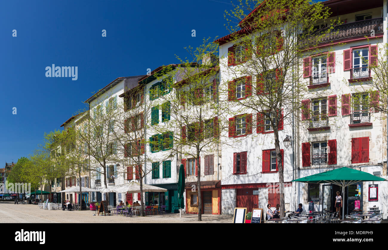 Maisons de plain-pied typique dans le petit Bayonne (Bayonne - Pyrénées Atlantiques - Aquitaine - France). Maisons à étages typiques du Petit Bayonne. Banque D'Images