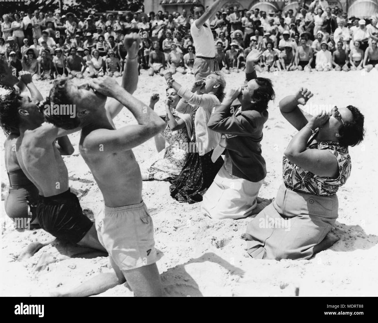 Les golfeurs américains faisant le hokey Pokey sur une plage de sable fin,. Emplacement : Coolangatta, Gold Coast, Queensland, Australie Banque D'Images