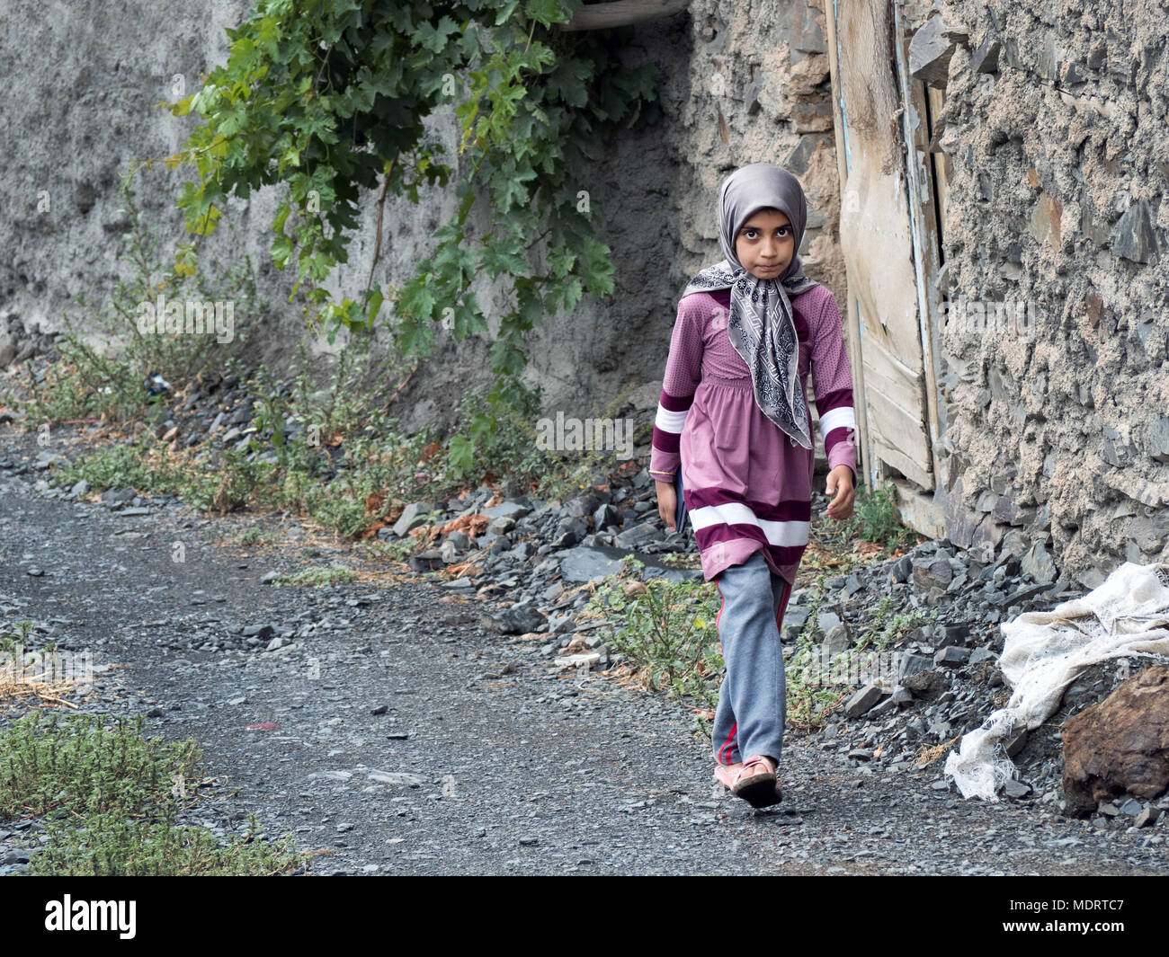 Jeune fille musulmane waling sur un chemin dans un village rural du nord de l'Iran Banque D'Images