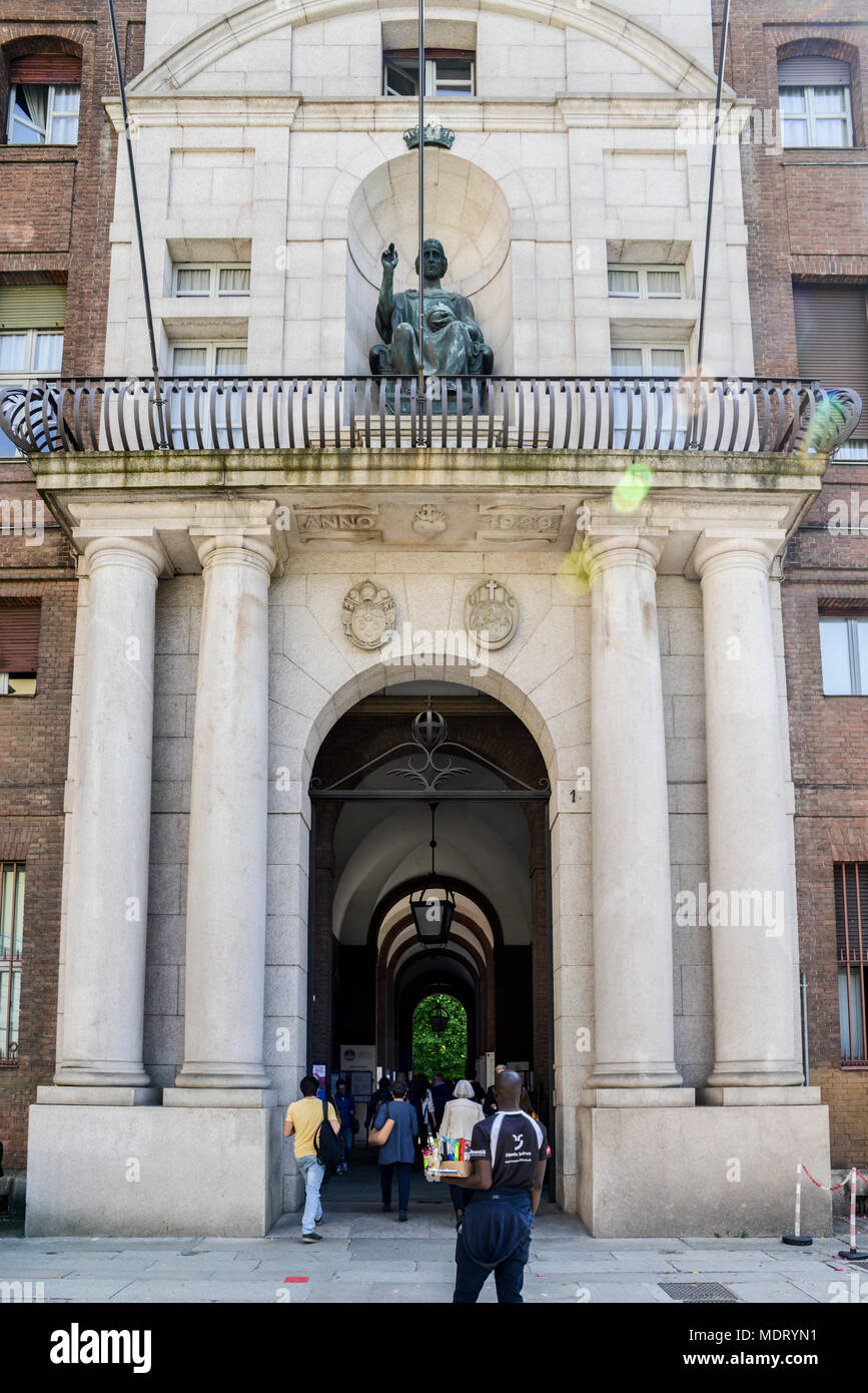 Milan, Italie - 18 Avril 2018 : Entrée de l'Université catholique de Milan, Italie Banque D'Images