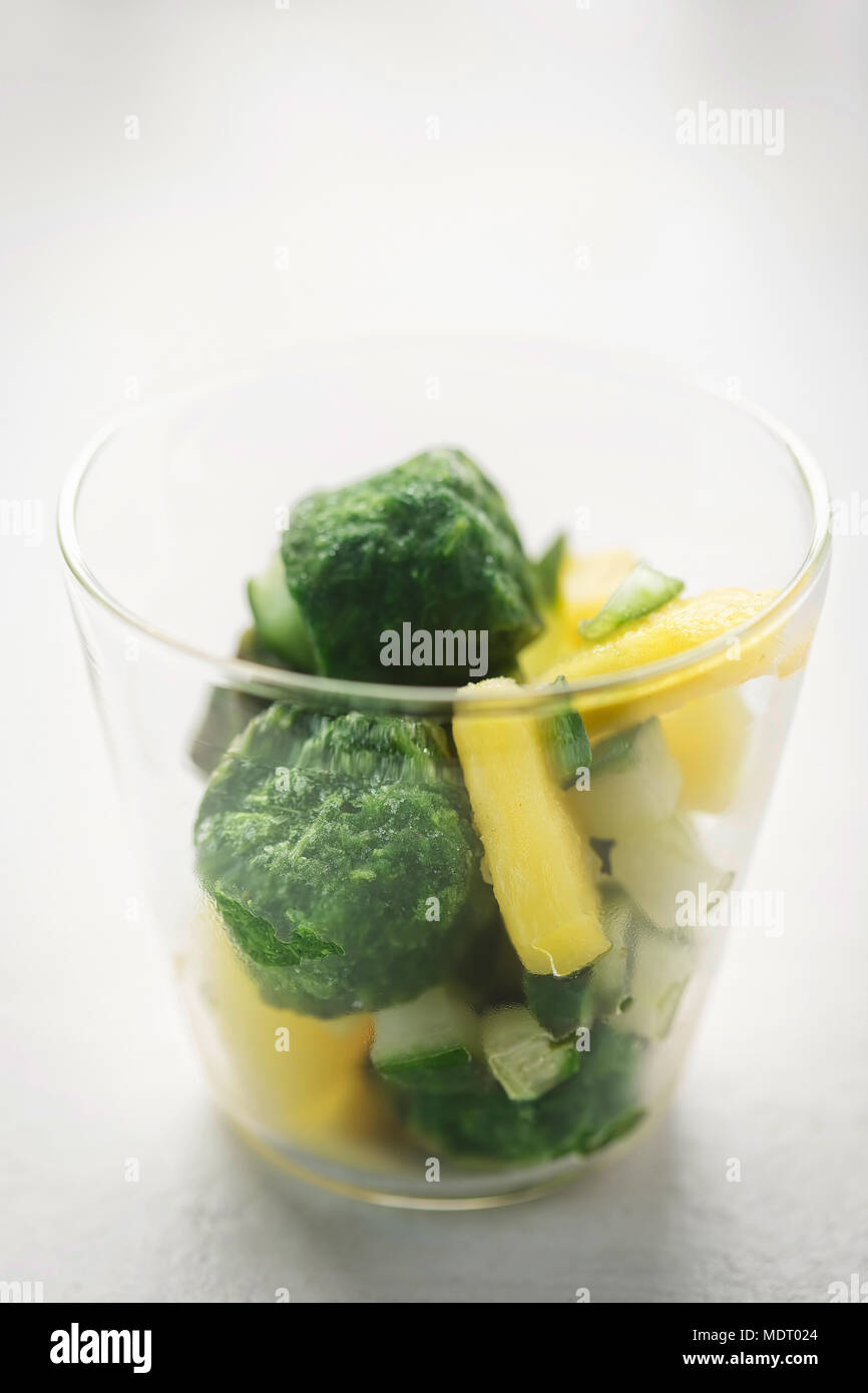 Concombre, ananas, chou frisé, épinards. Ingrédients smoothie vert dans le verre. Banque D'Images