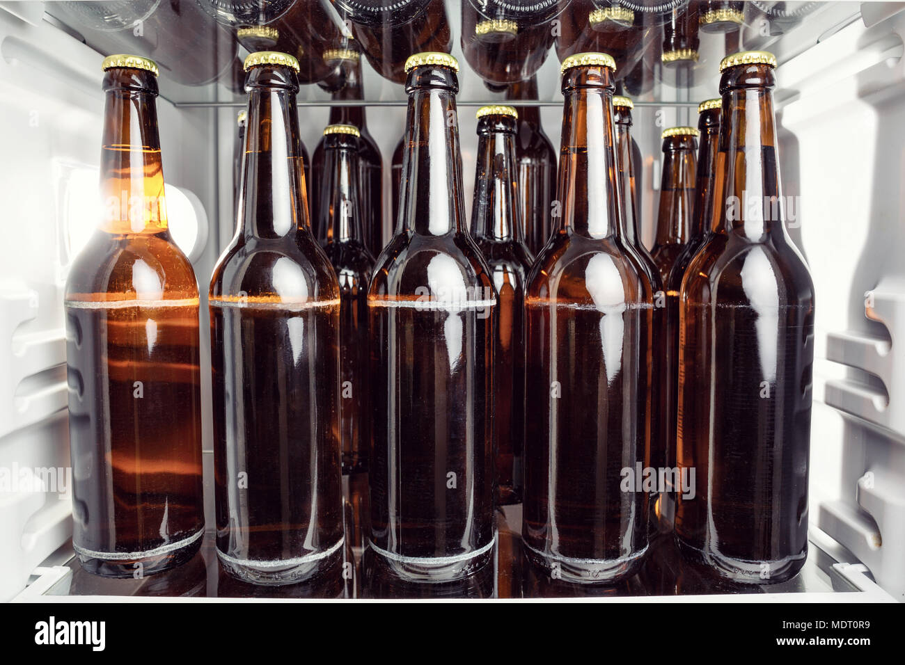 Un réfrigérateur plein de bouteilles de bière Banque D'Images