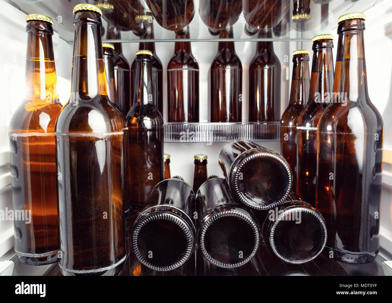 Un réfrigérateur plein de bouteilles de bière Banque D'Images