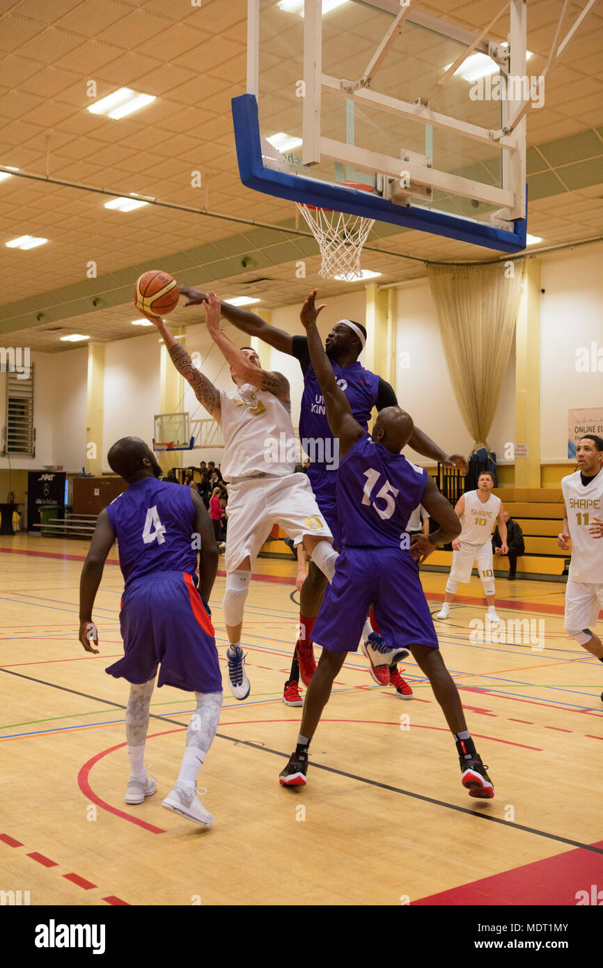 171201-F-GF466-1070 SHAPE, Belgique (déc. 1, 2017) Forces armées des Etats  membres de l'équipe de basket-ball Arnaud Calier se bat pour un panier  pendant la partie 13 de la forme 2017 Tournoi de