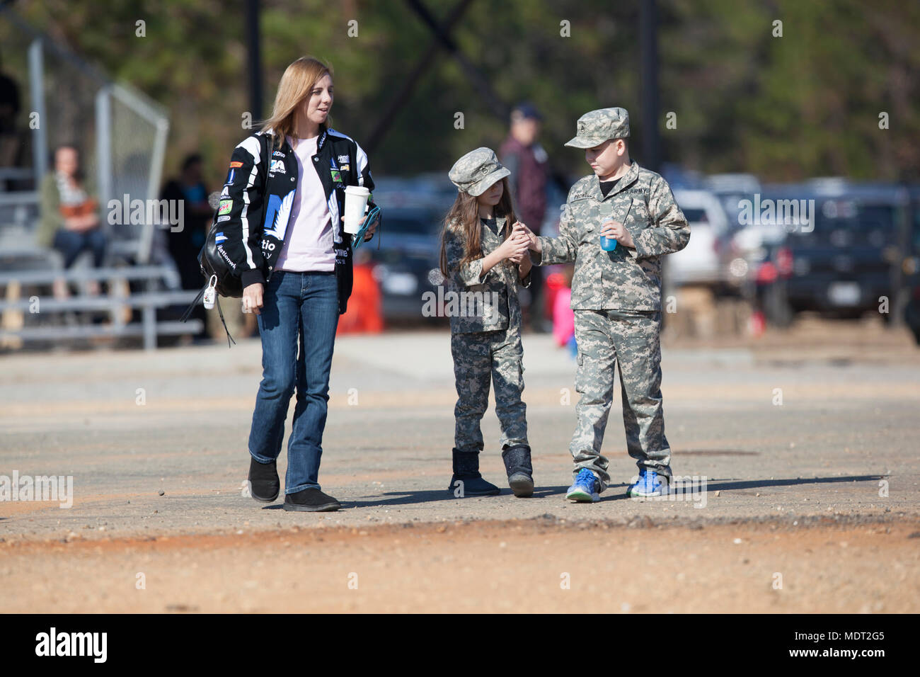 Les membres de la famille des parachutistes regarder leurs proches sauter d'un avion dans la participation de la 20e Conférence annuelle de Randy Oler Opération Memorial Toy Drop, organisé par l'armée américaine et des affaires civiles de la commande d'opérations psychologiques (Airborne), Décembre 01, 2017. Jouet opération Drop est la plus grande opération aéroportée combiné avec neuf pays partenaires participant parachutistes et permet aux soldats la possibilité de s'entraîner sur leurs spécialités professionnelles militaires, maintenir leur préparation à l'aéroporté, et donner en retour à la communauté locale. (U.S. Photo de l'armée par le Sgt. John Jones) Banque D'Images