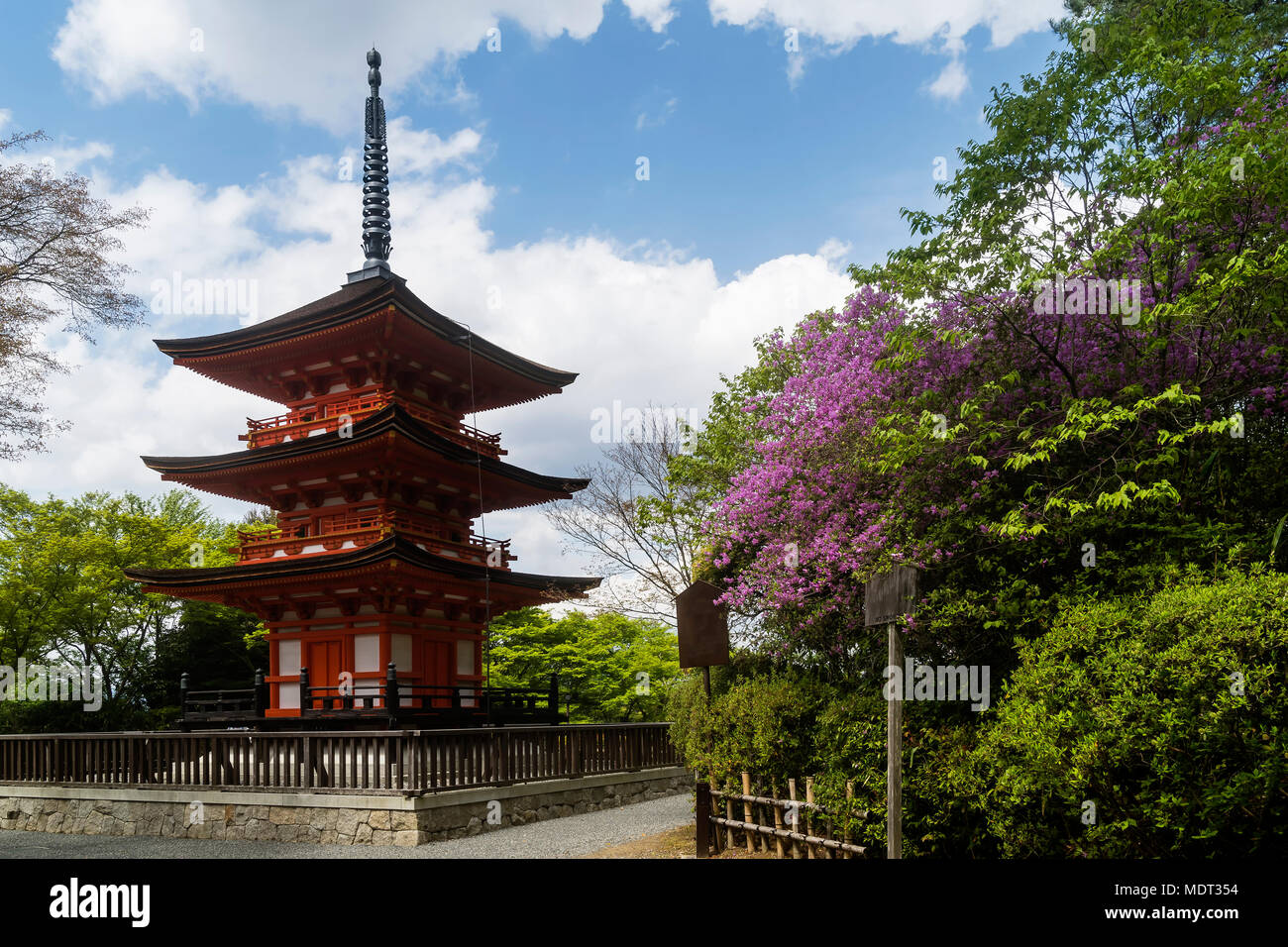 La pagode de trois étages et arbres en fleurs au printemps à l'intérieur de temple Kiyomizu dera Kyoto, Japon Banque D'Images