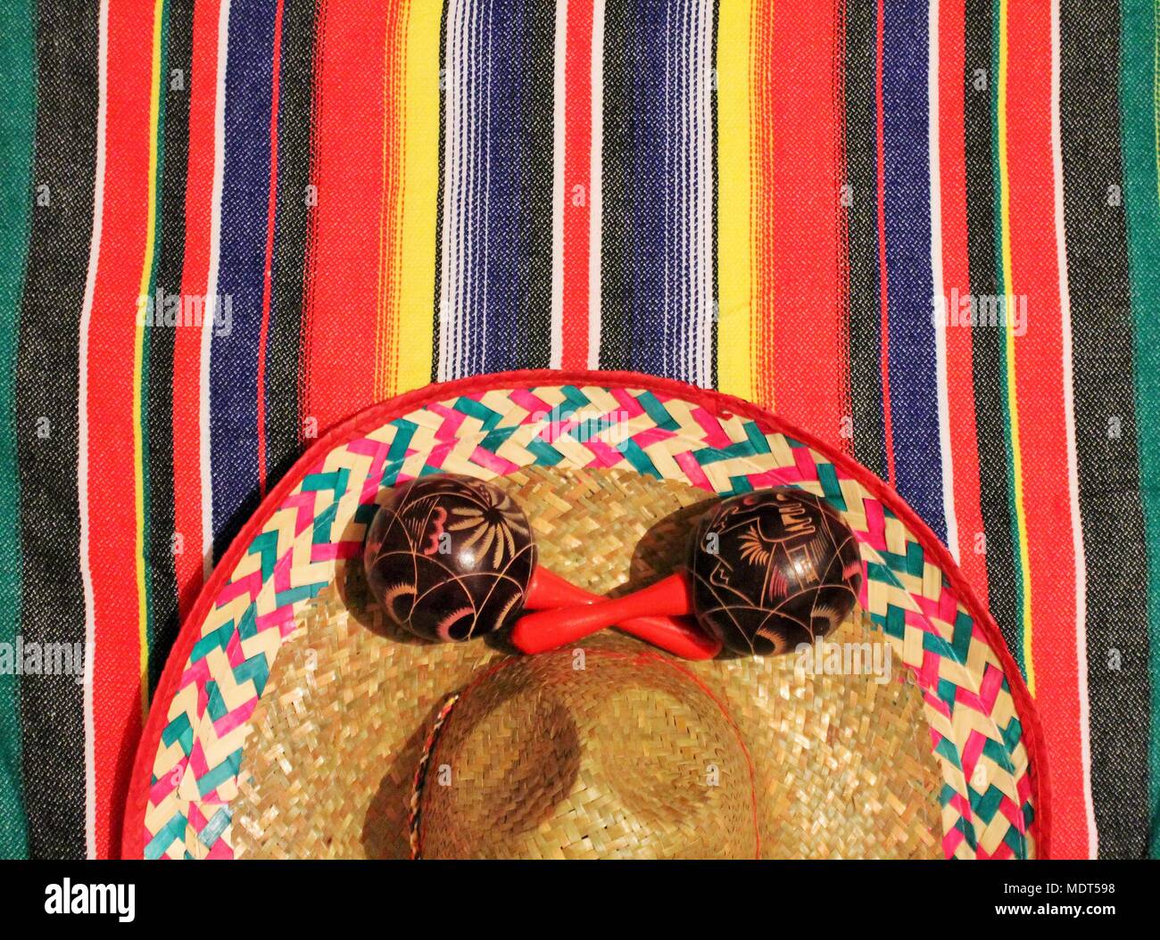 Poncho mexicain sombrero fond maracas Mexique Thème, stock photo thème avec copie espace- stock, Photo, Photographie, Photo, image, Banque D'Images