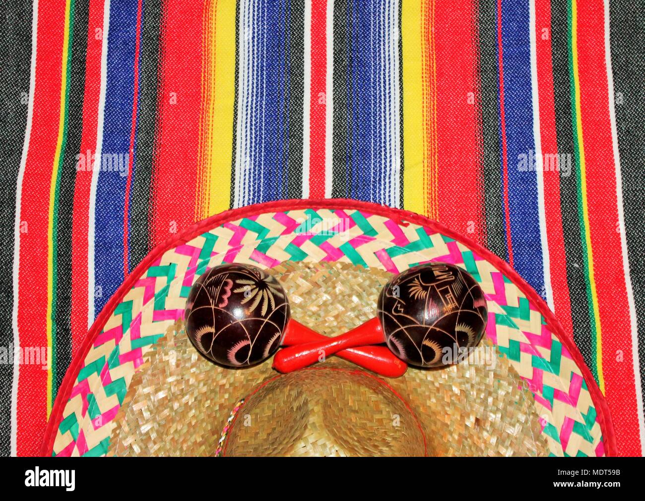 Poncho mexicain sombrero fond maracas Mexique Thème, stock photo thème avec copie espace- stock, Photo, Photographie, Photo, image, Banque D'Images