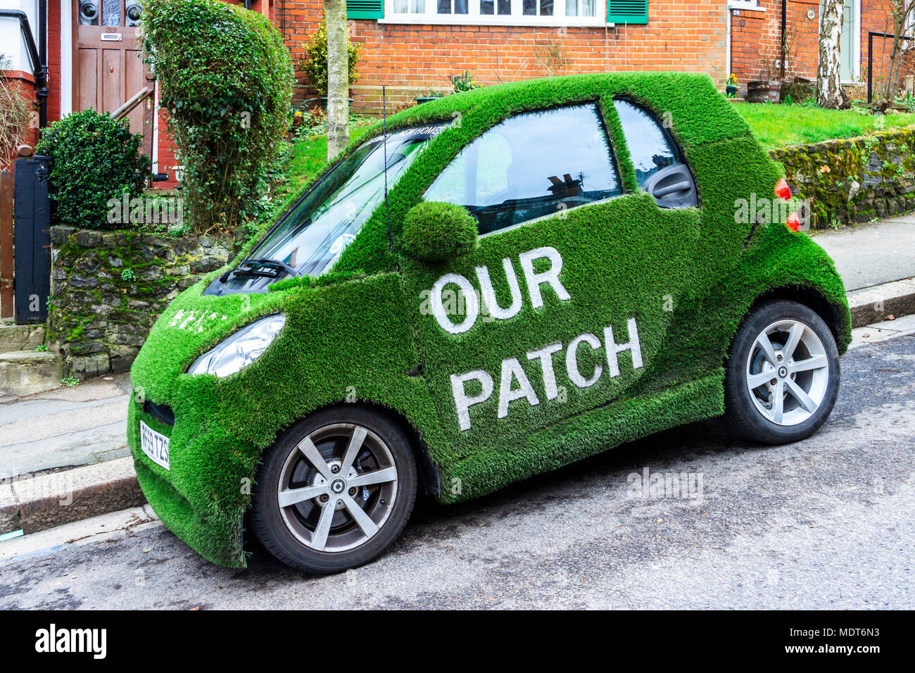 Greene & Co agents immobiliers Smart car enveloppé dans le vert gazon artificiel, avec le slogan : "Notre Patch', Muswell Hill, London, UK Banque D'Images