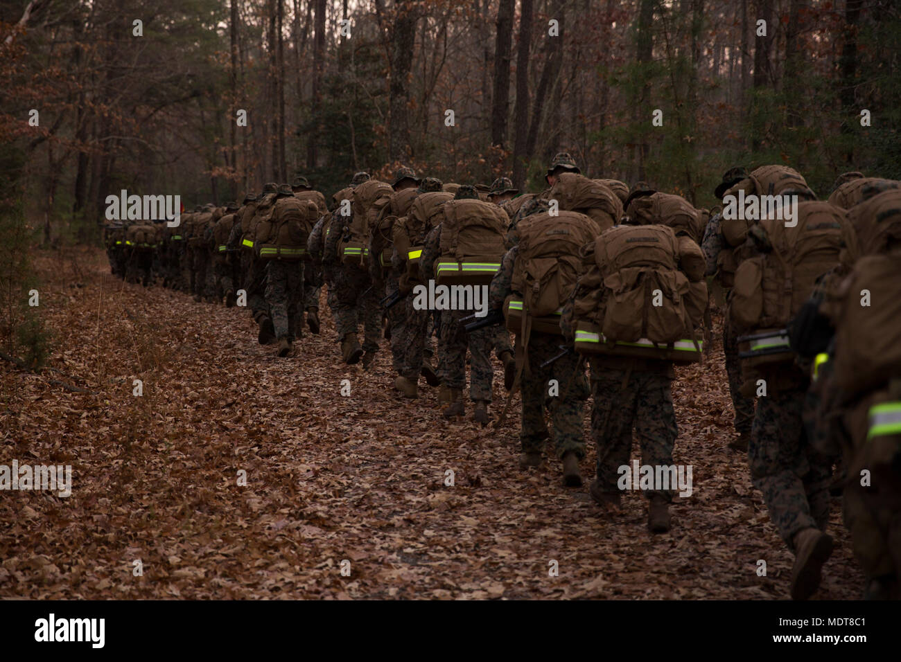 Les Marines américains auprès de la société G., 2e Bataillon, 8e Régiment de Marines, de procéder à une vingtaine de kilomètres de randonnée pédestre pendant un déploiement pour la formation (DFT) sur Fort AP Hill, Virginie, le 4 décembre 2017. (U.S. Marine Corps photo par Lance Cpl. Timothy J. Lutz) Banque D'Images