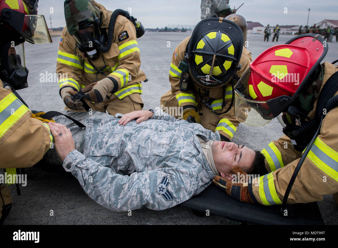 Une simulation militaire est blessé sur une civière garanti par 374e Escadron de génie civil lors de l'exercice pompiers Beverly matin 17-08 en liaison avec l'exercice Vigilant Ace 18, 4 décembre 2017, à Yokota Air Base, le Japon. L'exercice comprenait la simulation de différentes frappes de missiles à la base et simulation d'incidents chimiques, biologiques, radiologiques et nucléaires la contamination. (U.S. Photo de l'Armée de l'air par la Haute Airman Donald Hudson) Banque D'Images