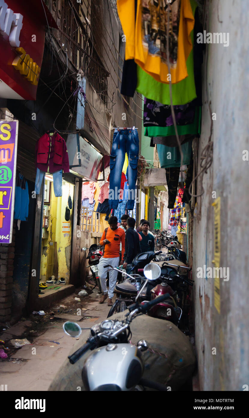 Un groupe de jeunes hommes shopping dans les ruelles de Varanasi. Banque D'Images