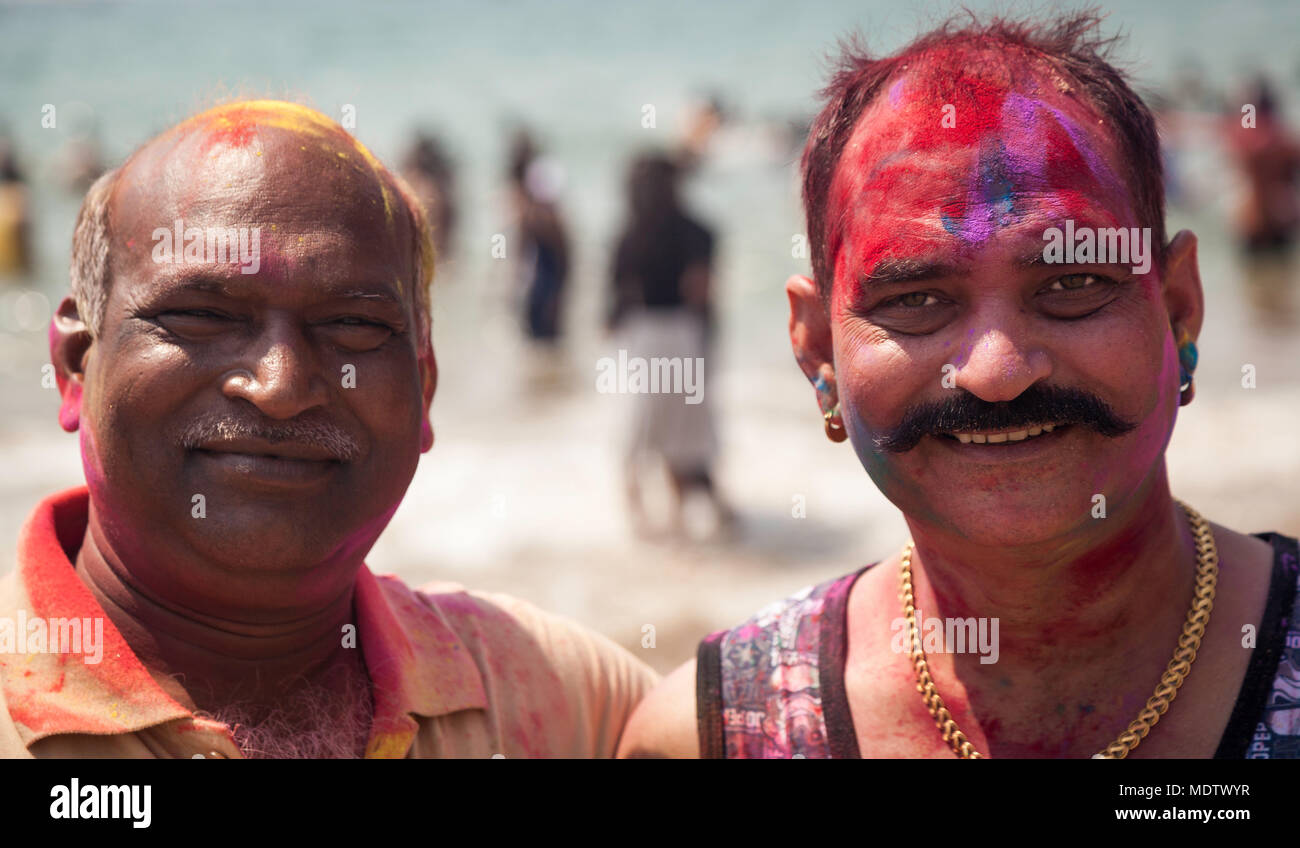 Deux messieurs profitant de la fête hindoue de Happy Holi à Goa, tout le monde est invité à participer Banque D'Images