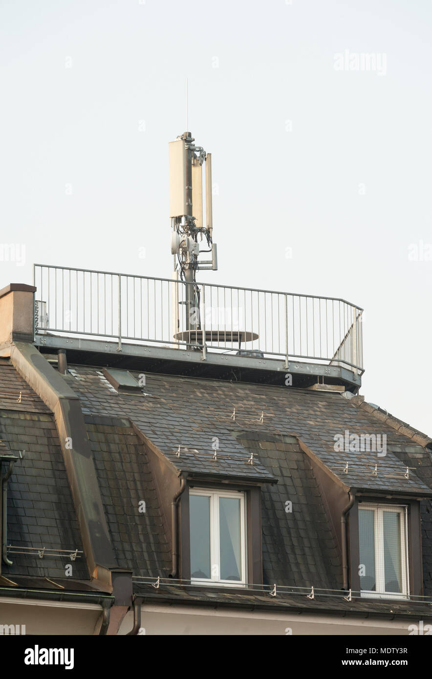 Zurich, Suisse - 7 mars 2014 : l'antenne de téléphone mobile au-dessus d'un immeuble dans un quartier résidentiel de Zurich, Suisse. Les scientifiques ont averti ab Banque D'Images