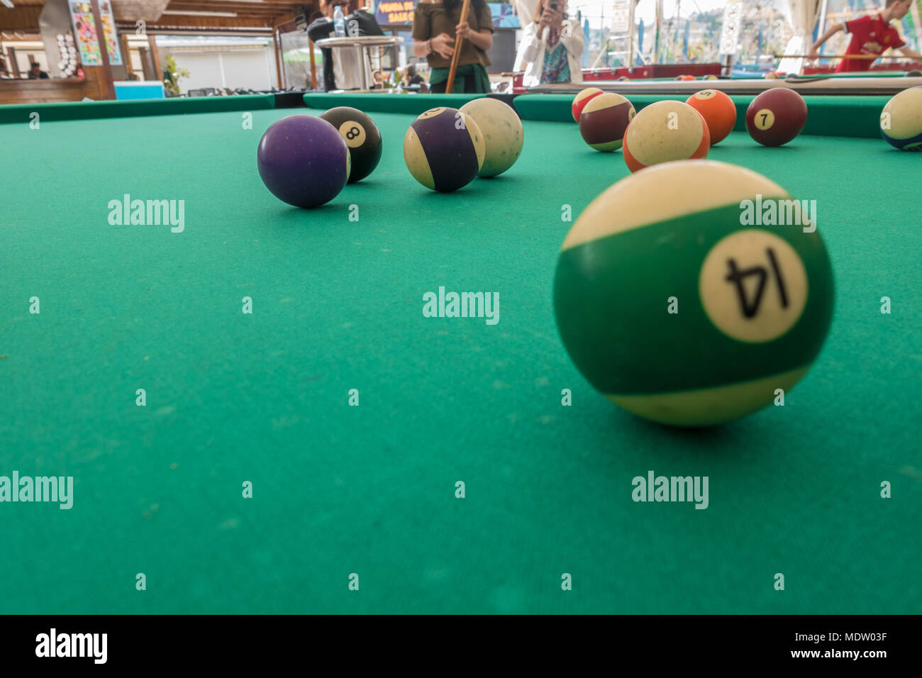 Une vue rapprochée de boules sur une table de billard. Banque D'Images