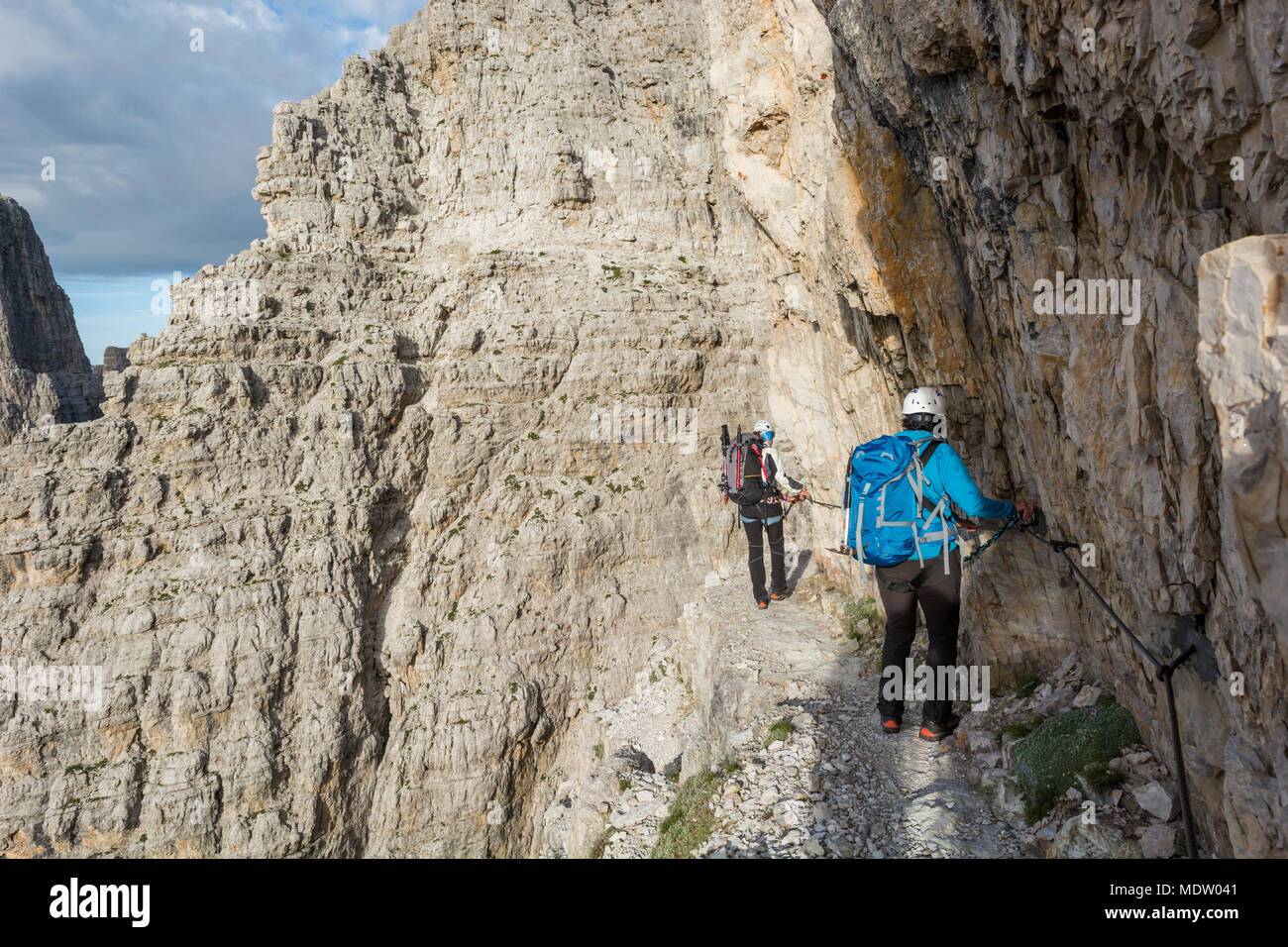 Paire de grimpeurs marche sur corniche étroite. Banque D'Images