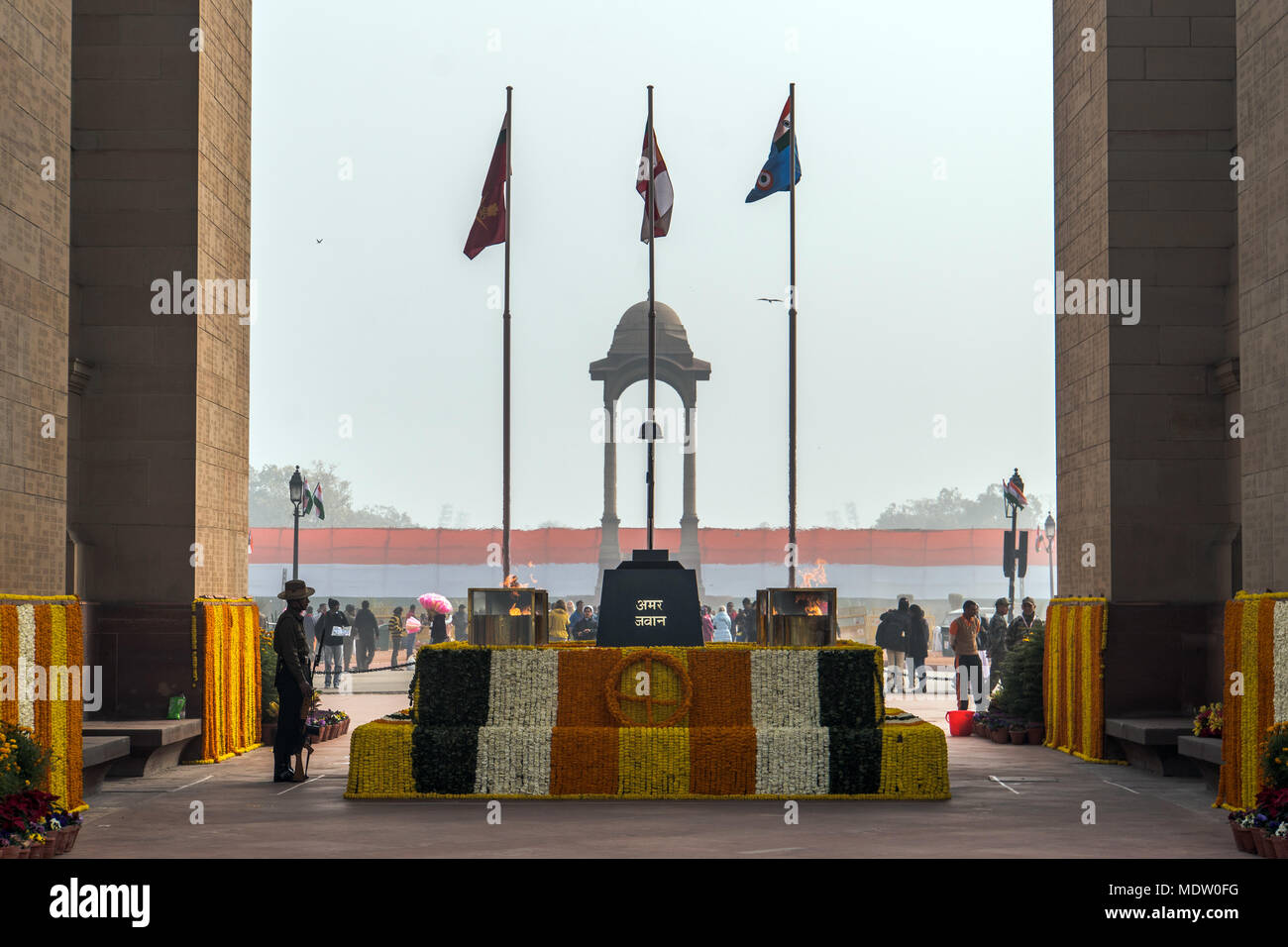 New Delhi, Inde, le 27 janvier 2018 : soldats debout à AMAR JAWAN Memorial à la porte de l'Inde à Delhi en Inde. Banque D'Images