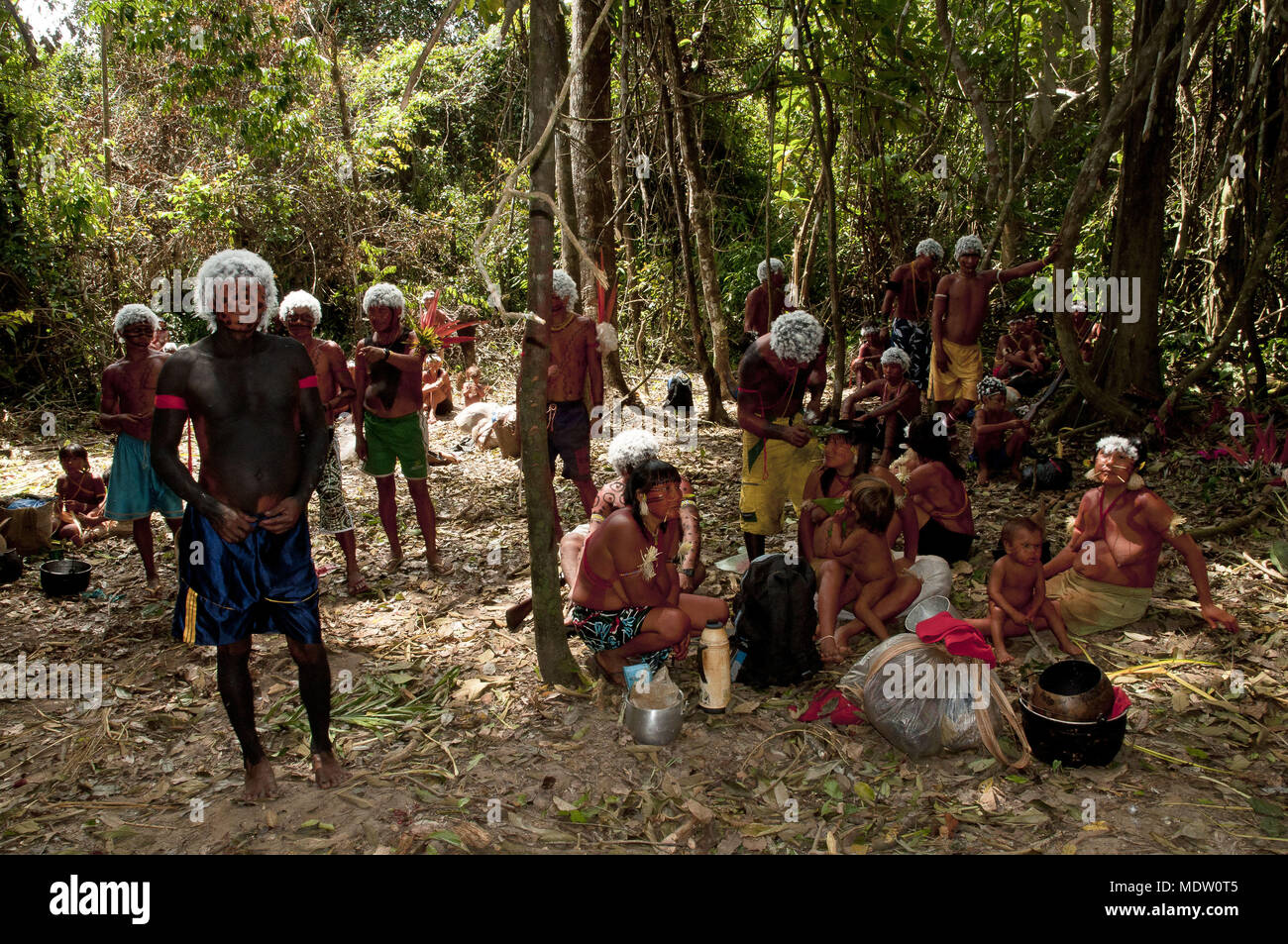 Les préparatifs de la réunion de toutes les ethnies dans Toototobi - communauté Yanomami Hutukara Banque D'Images