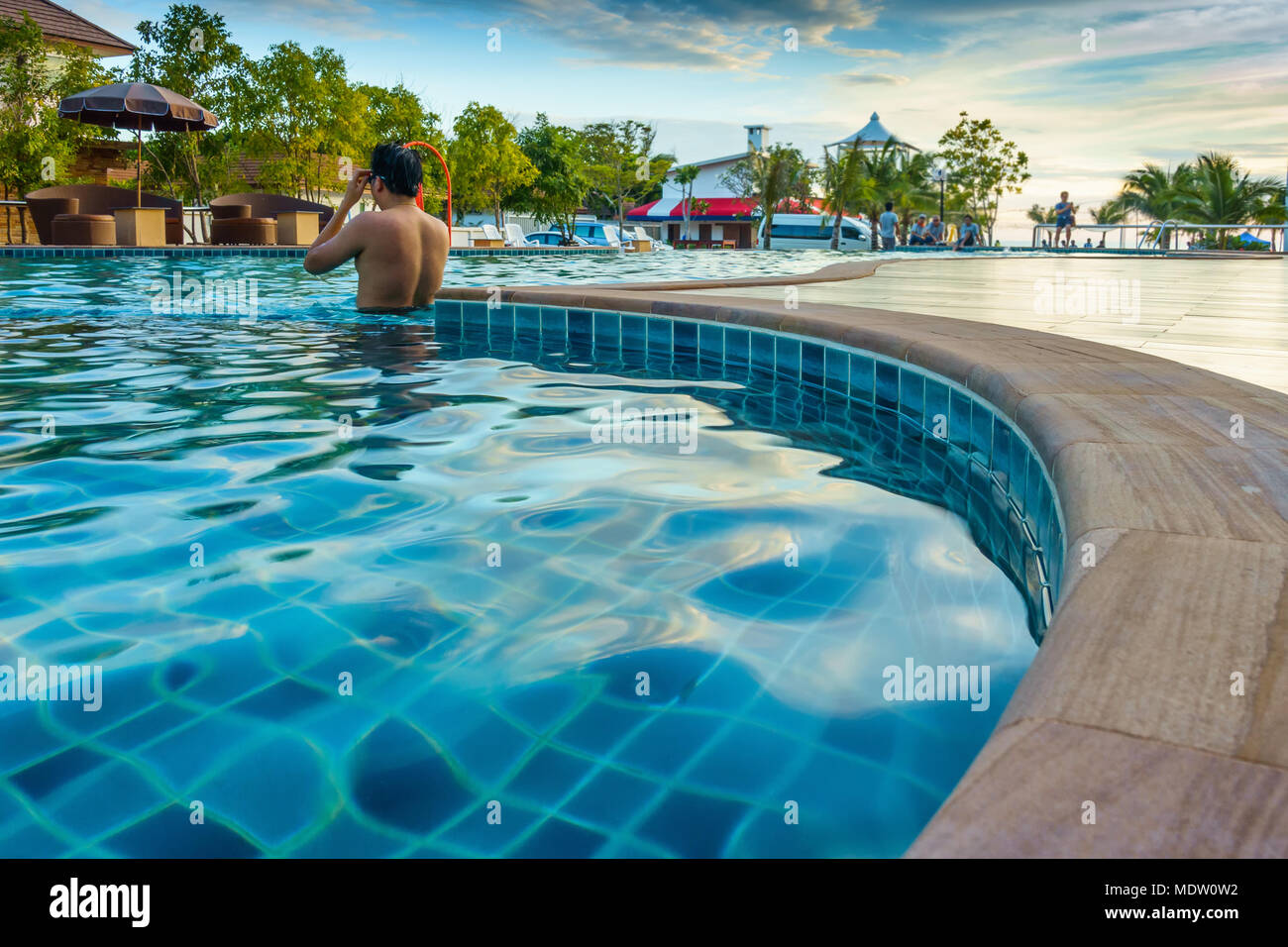 Piscine De luxe et le bleu de l'eau. Banque D'Images