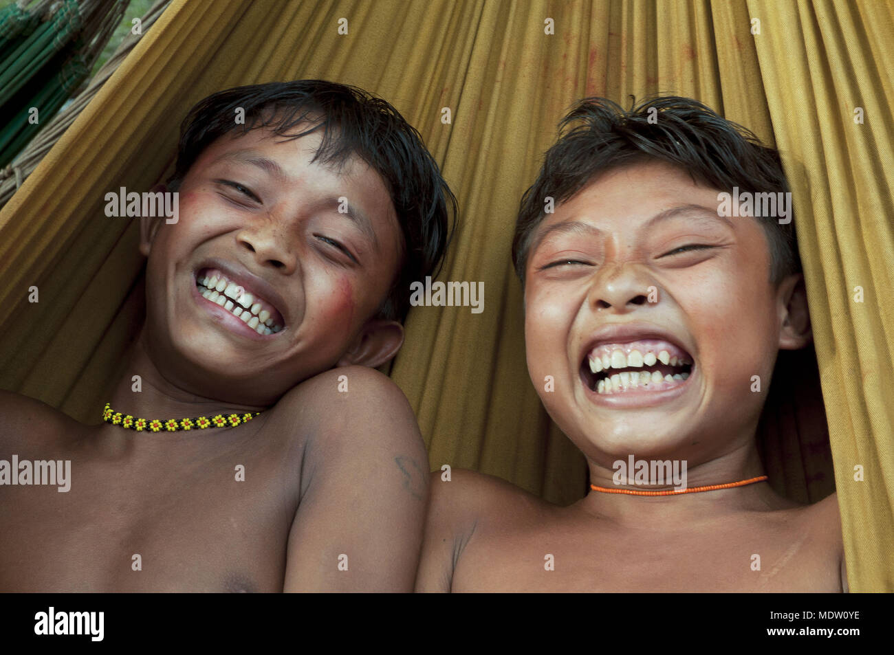 Les enfants de l'ethnie yanomami smiling - communauté Toototobi Banque D'Images