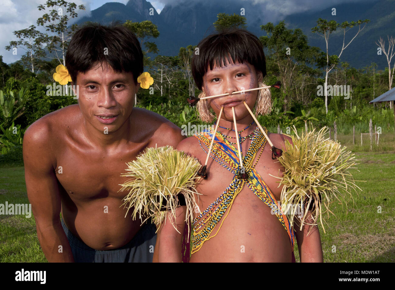 Adolescent Yanomami nouveau libérée de son rite de passage pour l'âge de procréer Banque D'Images