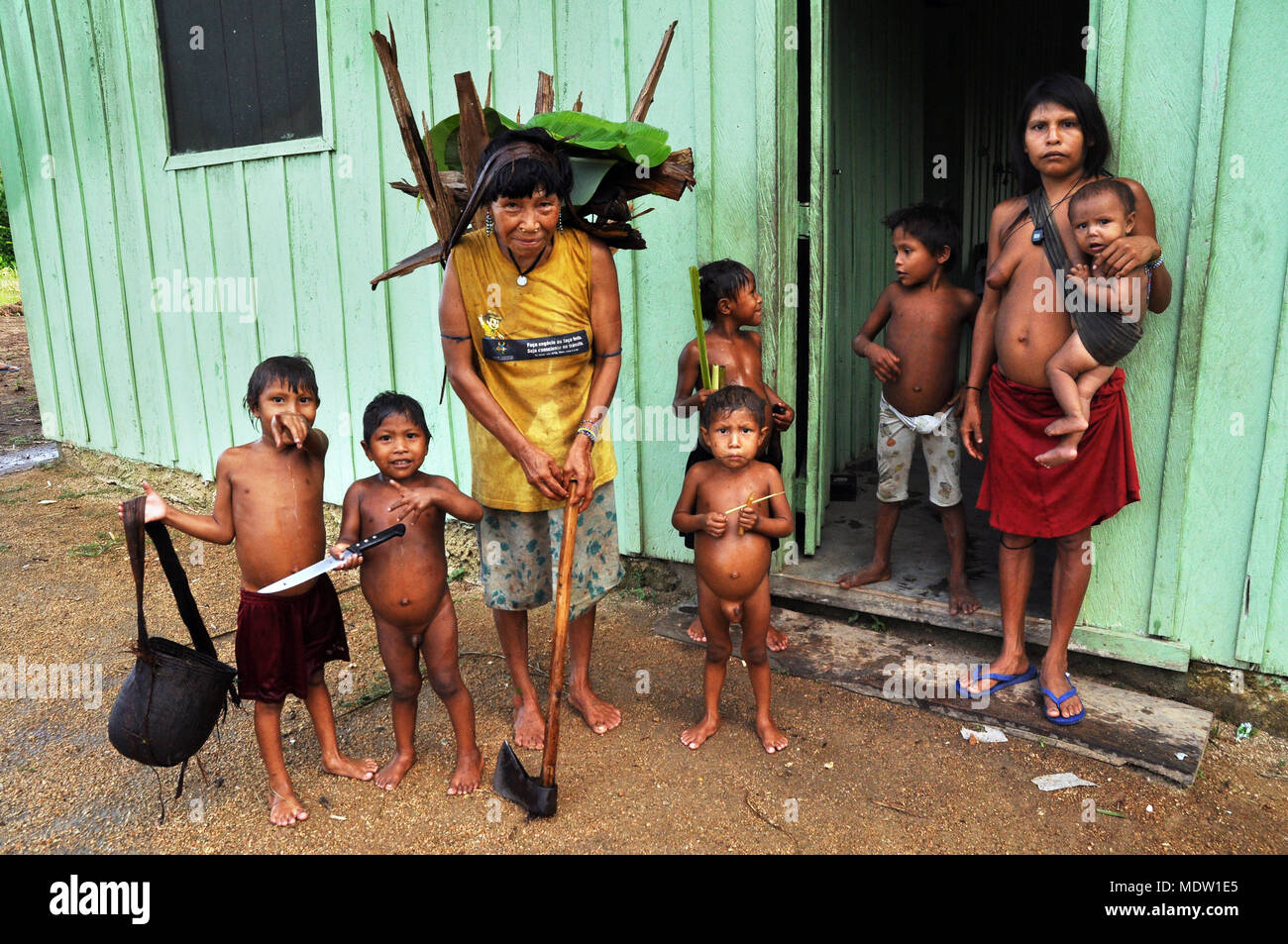 L'Inde de village Yanomami Marari transporter le bois sur leurs têtes avec des enfants Banque D'Images