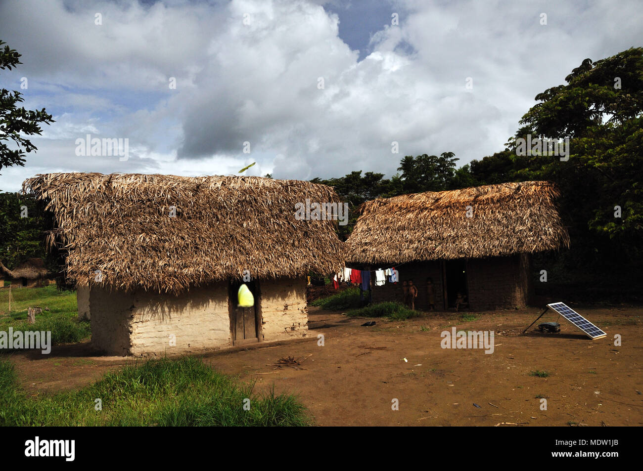 Village Yanomami dans le creux du bassin de la rivière Auaris Kolulu - Brazilazil - frontière - Venezuela Banque D'Images