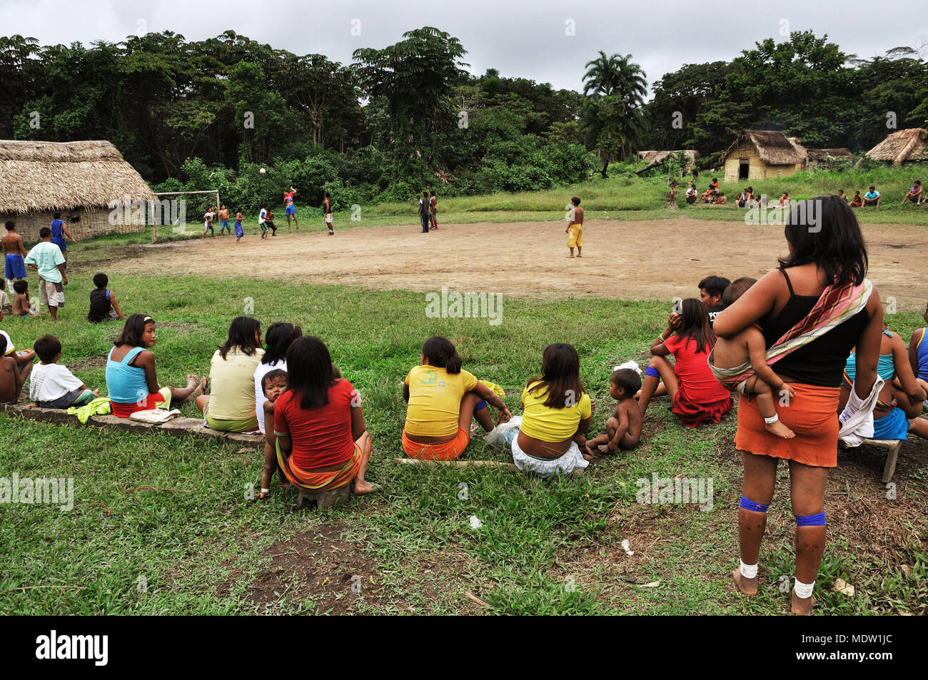 Women Watch Indiens Yanomami Brazilanch Sanuma jouer au football dans le village Kolulu Banque D'Images