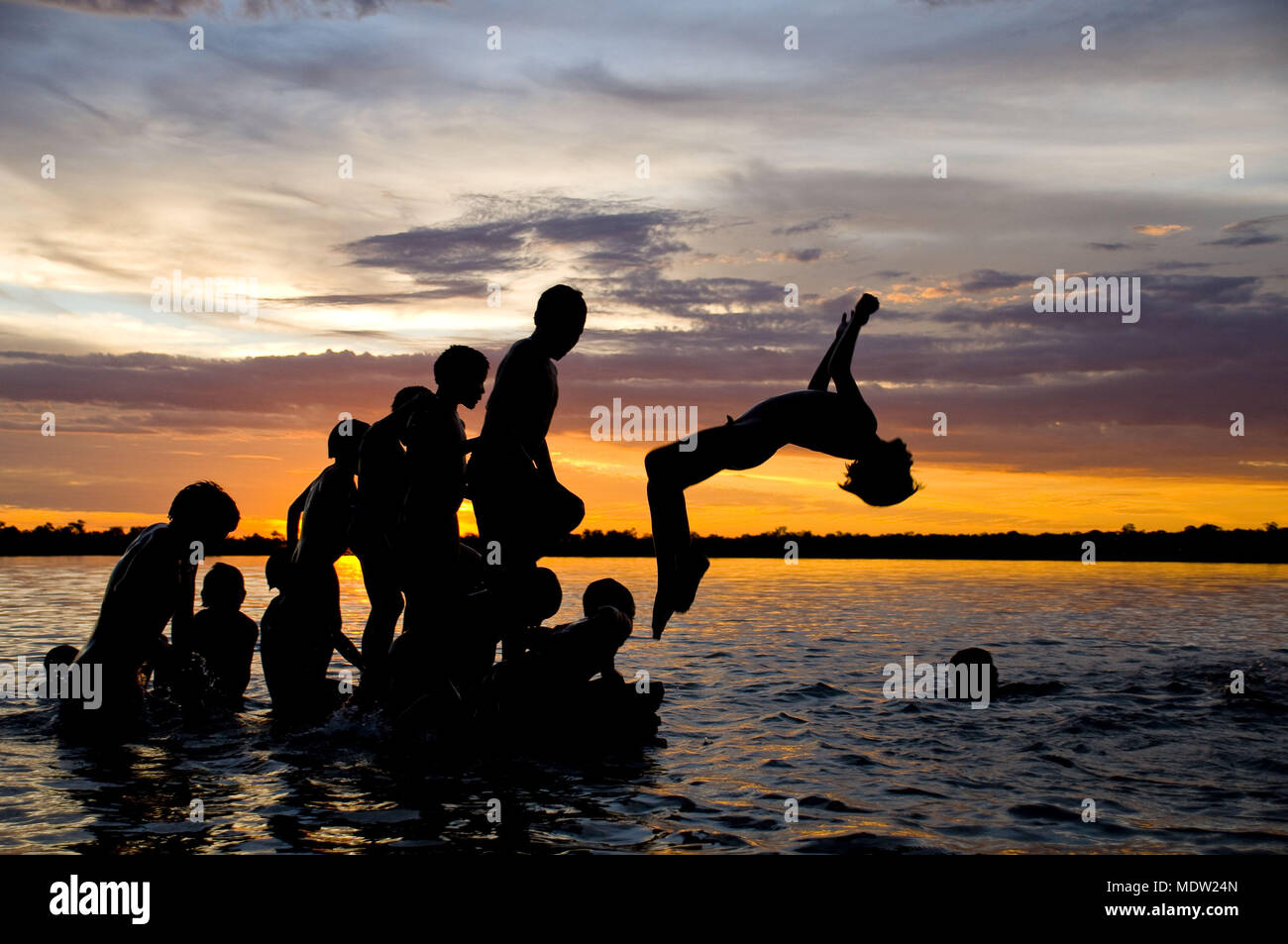 Enfants jouant dans Kalapalo Lake Village Aiha Ipa - Parc indigène du Xingu Banque D'Images