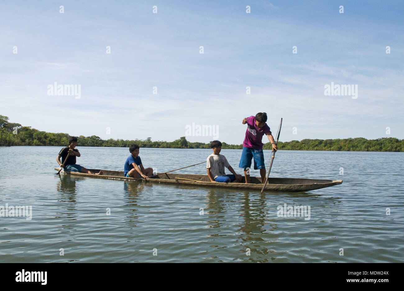 Kalapalo de la pêche sur le lac indien avec Kusse - tir à l'AIHA Village - Parc du Xingu indigènes Banque D'Images