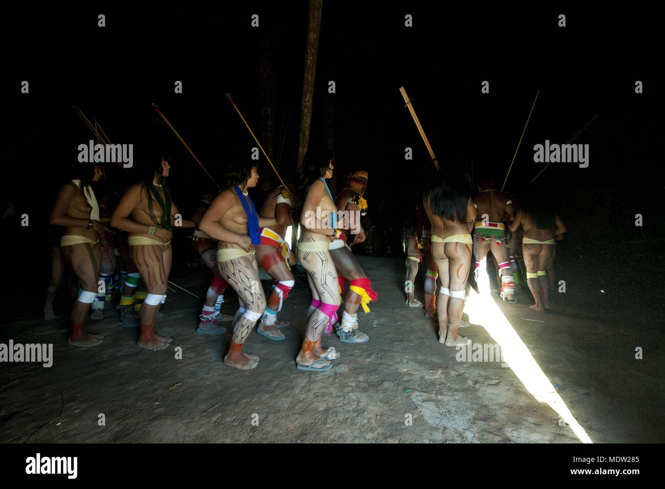 L'Aiha Village indiens Kalapalo préparer Jawari - Parque do indigènes Xingu Banque D'Images