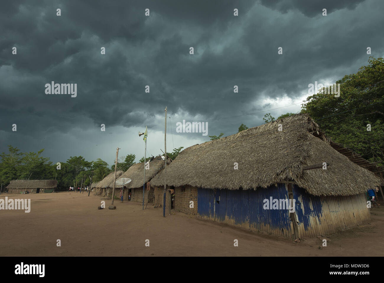 Occasion Moikarako Village ethnique Kayapó et approchant de nuages de pluie Banque D'Images