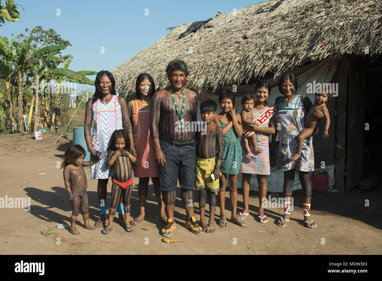 Family village Kayapó Moikarako en face de la Terre indigène Kayapó - creuse Banque D'Images