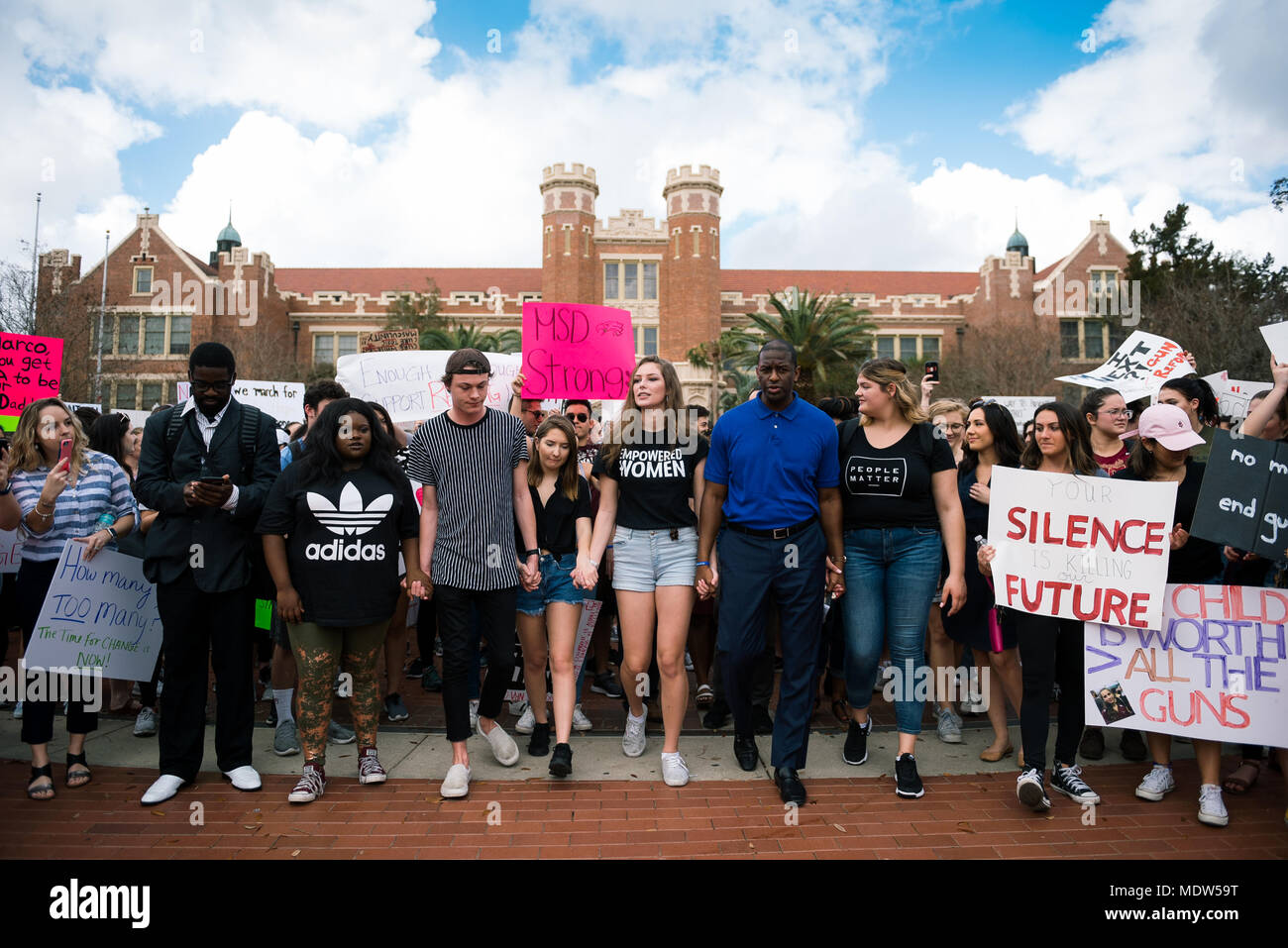 Maire de Tallahassee, Andrew Gillum, marche main dans la main avec les étudiants qui se sont réunis pour protester contre la réforme des armes à feu à Tallahassee, Floride, au Capitole, quelques jours après l'école au tournage, Marjory Stoneman Douglas qui a eu 17 vit. 19-year-old Nikolas Cruz a tué 17 personnes à l'école secondaire Marjory Stoneman Douglas dans un parc, en Floride par le tir avec un fusil semi-automatique AR-15. C'est l'un des massacres de l'école le plus mortel du monde. Banque D'Images