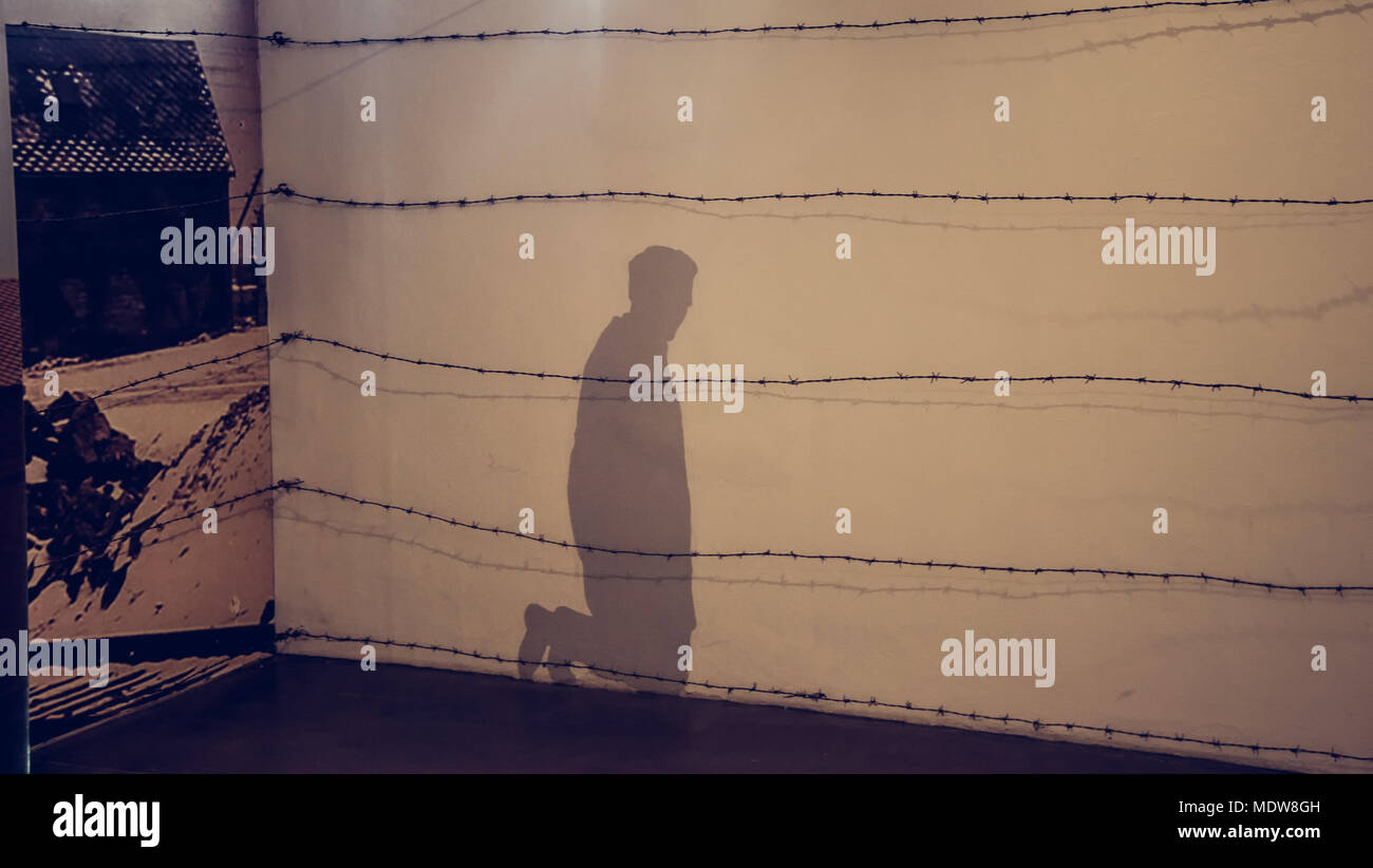 Oswiecim / Pologne - 02.15.2018 : ombre sur le mur d'un homme agenouillé en attente d'exécution à Auschwitz Musée du camp de concentration. Banque D'Images