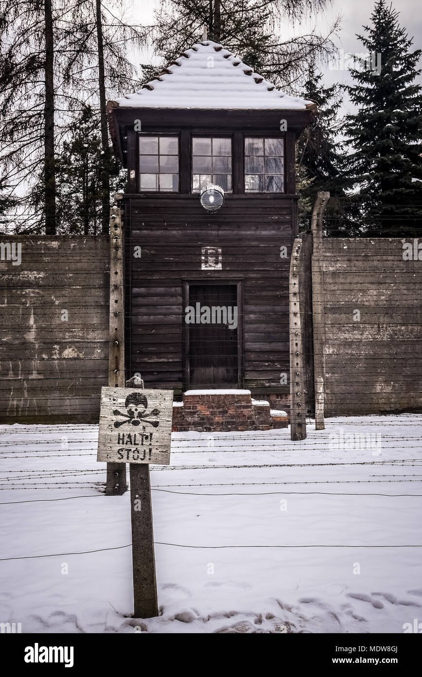 Oswiecim / Pologne - 02.15.2018 : stop, à un signal dans un camp de concentration d'Auschwitz Museum. Banque D'Images